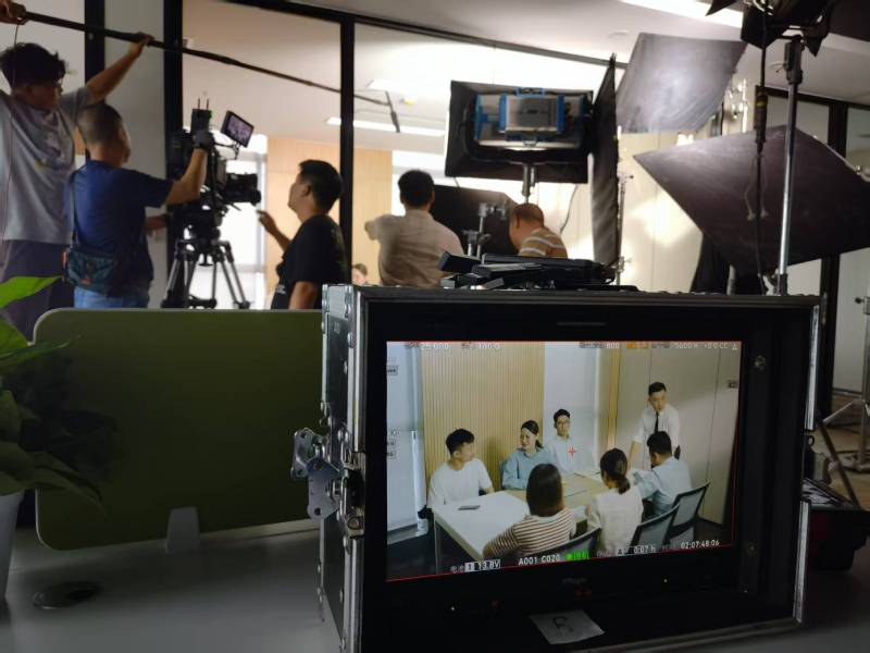 城子河区TVC拍摄公司：科技产品视觉化大师，诠释未来感与功能美学